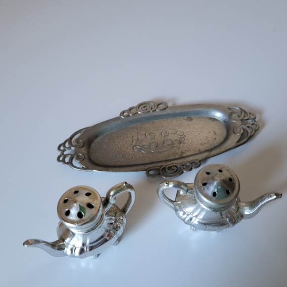 Vintage Cast Metal Mackinac Island Teapot Salt and Pepper Shakers w/ Underplate - Picture 5 of 16